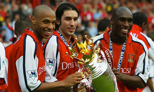 Pires (giữa) cùng Sol Campbell là thành viên Arsenal trong cả hai lần gần nhất CLB này vô địch Ngoại hạng Anh, vào các năm 2002 rồi 2004. 