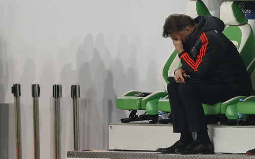 Van Gaal thất vọng khi Man Utd thua trận đấu sinh tử. Ảnh: Reuters.