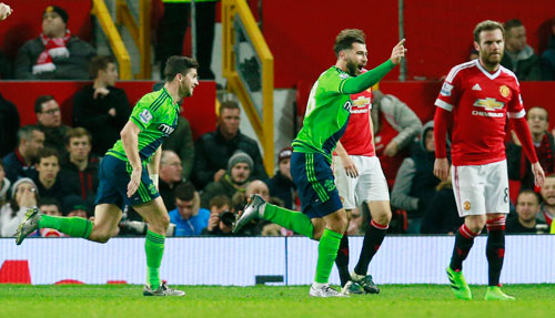 Charlie Austin ăn mừng bàn đầu tiên trong màu áo Southampton trước sự thất vọng của cầu thủ Man Utd. Ảnh: Reuters.