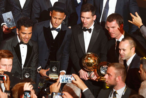 Messi chia sẻ khoảnh khắc giành Quả bóng vàng cùng các đồng đội ở Barca. Ảnh: Reuters.