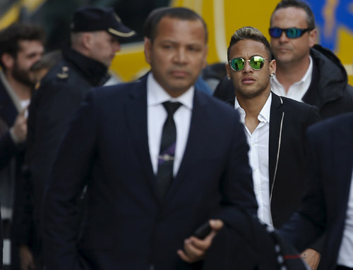 Neymar ra hầu tòa ở Madrid hồi đầu tháng 2/2016 sau cáo buộc gian lận tiền chuyển nhượng từ Santos tới Barca. Ảnh: Reuters.